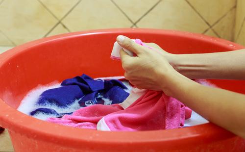 Lavar a mano en un lavabo