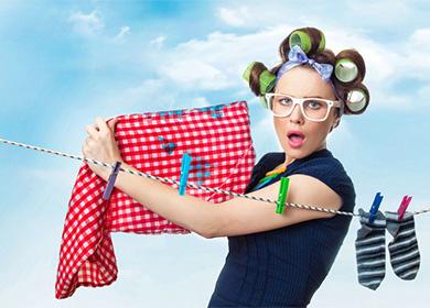 Femme en bigoudis avec une serviette sale