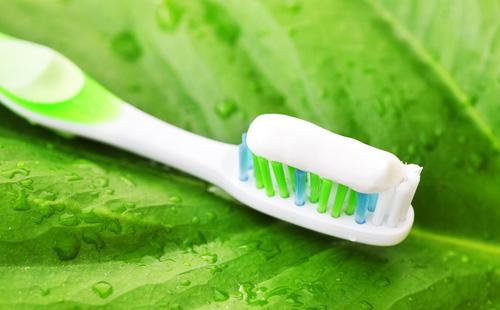 Dentifrice sur la brosse