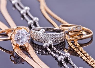 Chaînes et bagues en or