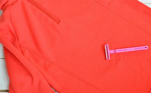 Navaja desechable en un suéter