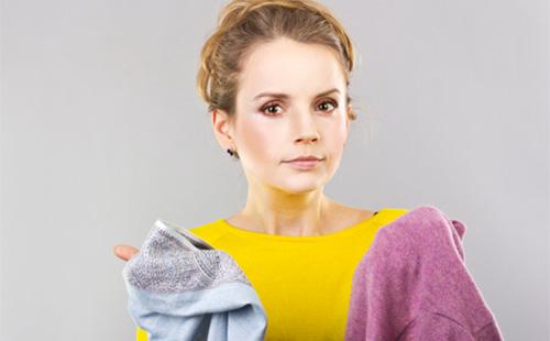 Fille tient des sous-vêtements dans les mains