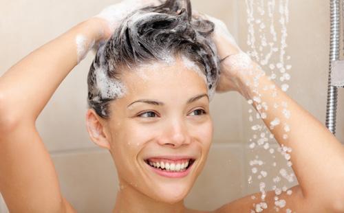 La fille se lave la tête