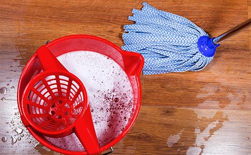 Sol humide et une vadrouille avec un seau