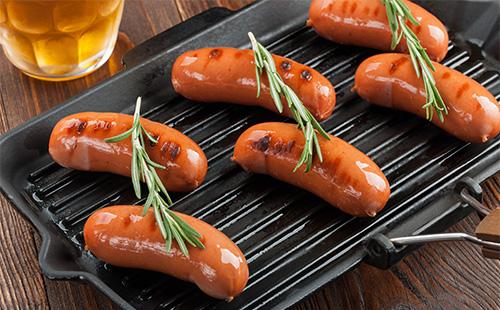 Ang inihaw na sausage sa isang kawali