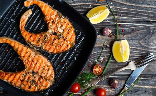 Inihaw na steak ng salmon