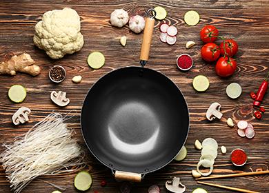 Tigaie goală cu mâncare împrăștiată