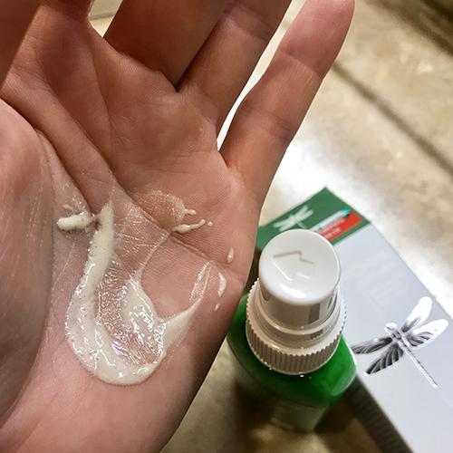 Una mancha de crema en la palma de tu mano.