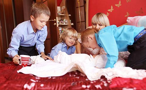 Les garçons s'activent sur petit frère