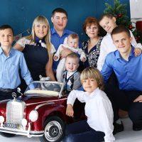 Photo de famille avec une voiture miniature