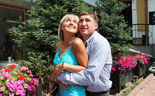 Couple marié dans une rue verte