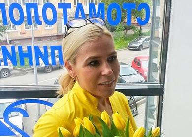 Femme, bouquet, tulipes jaunes