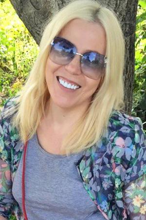 Sourire aux dents blanches en été