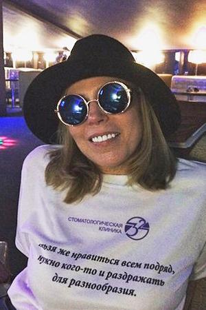 Femme au chapeau et grandes lunettes