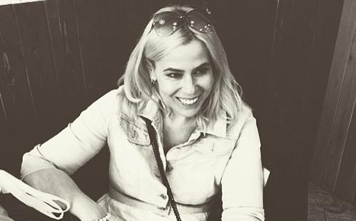 Portrait noir et blanc d'une blonde qui rit