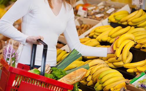Femme cueille des bananes