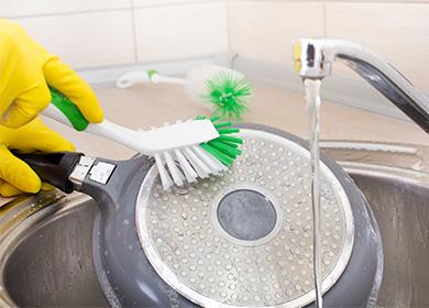 Nettoyage de la casserole avec une brosse