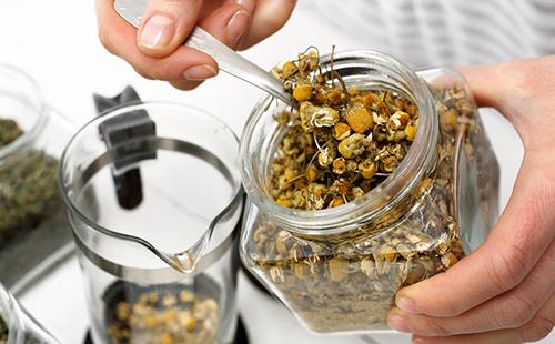 Mușețel uscat într-un borcan