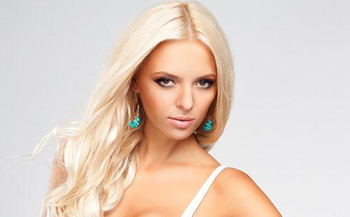 Dívka s dlouhými blond vlasy