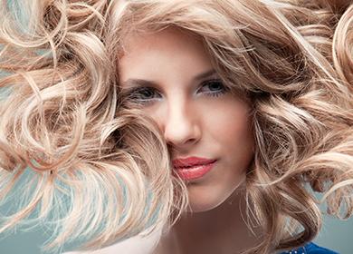 Blondýnka s létáním vlasy