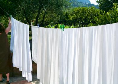 Draps blancs sur une corde