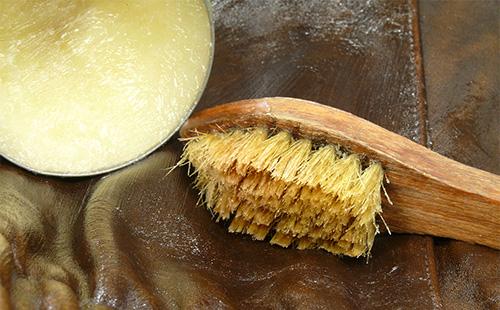 Pinceau et vaseline pour peau d'oreille