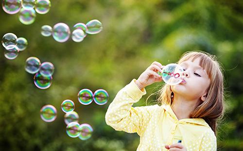 Noia que bufa bombolles