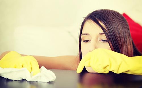 Femme essuie les meubles