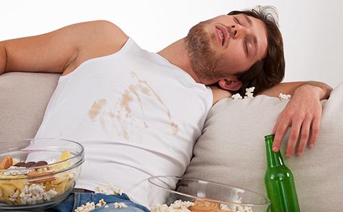 Le mec s'est endormi pour se nourrir et a sale sa chemise