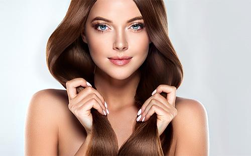 Brunette tient les cheveux dans ses mains