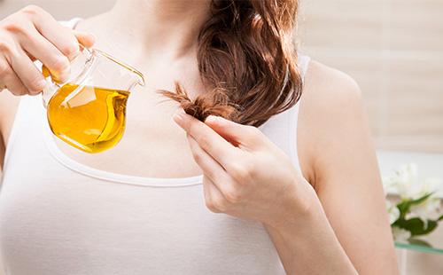 Femme, huile, cheveux