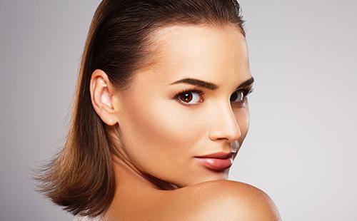 Belle fille aux yeux bruns