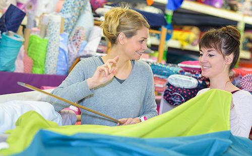 Femme au magasin choisit le tissu