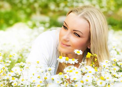 Femme près des camomiles