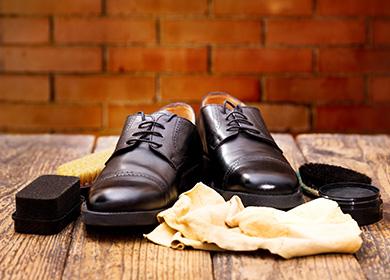 Chaussures en cuir avec des éponges et des serviettes