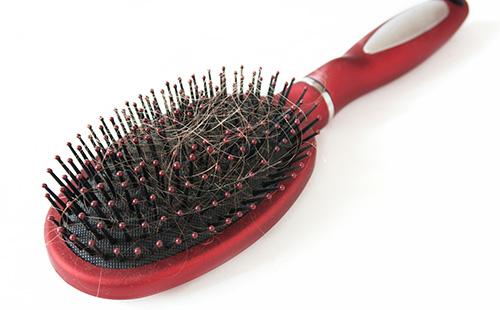 Cheveux sur un peigne