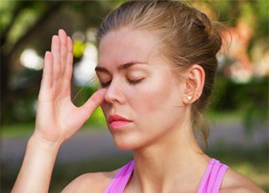 Femme a touché son nez avec le pouce