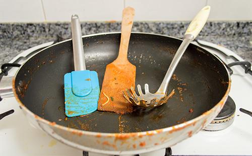 Schmutziger Kessel und Löffel