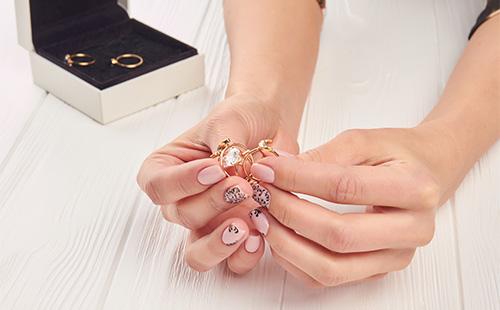 Fille tient des bagues dans ses mains