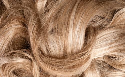 Světle hnědé kadeře