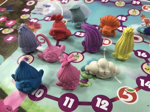 Trolls multicolores sur le terrain de jeu