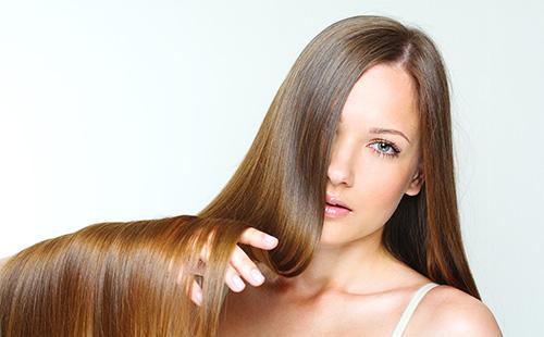 Cheveux bruns lisses et brillants