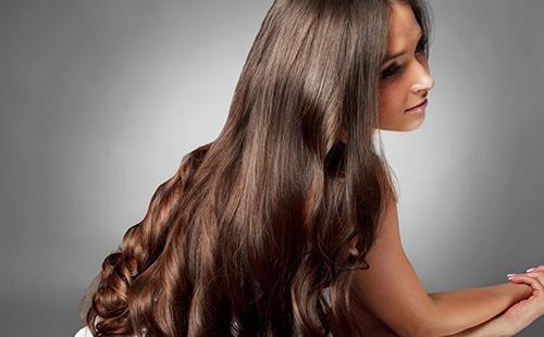 Pige med smukt langt hår