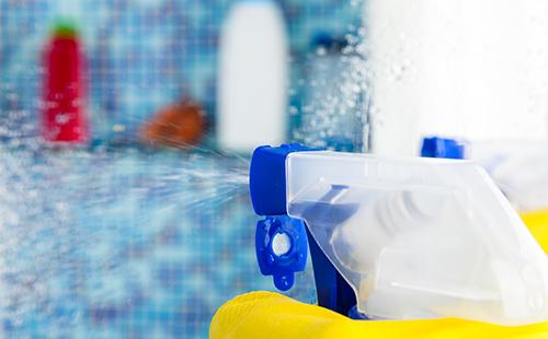 Nettoyage du miroir de la salle de bain