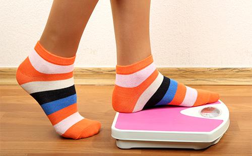 Les pieds sur la balance