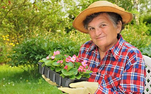 Babae na may begonia