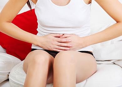 La niña tiene dolor abdominal