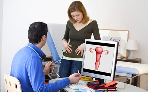 Mujer joven en una consulta con un ginecólogo