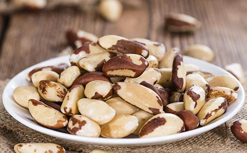 Banda ořechů v talíři