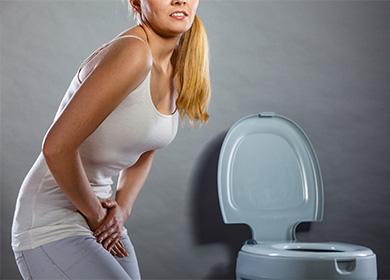 Femme s'accroche au bas-ventre